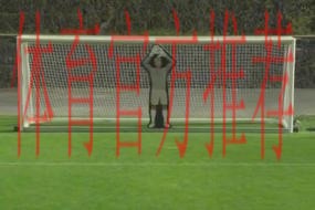 C罗挑战机器人守门员，射门频频被挡出，最后抓住漏洞进球