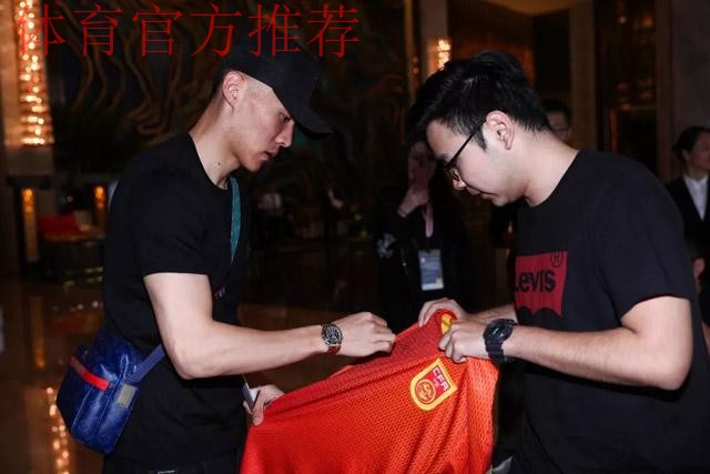 中国杯 |国足南宁首训 彭欣力期待与强敌过招 中国杯 |国足南宁首训 彭欣力期待与强敌过招